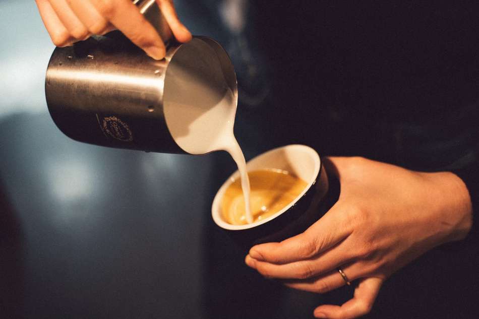 併設のコーヒースタンドで淹れるラテ