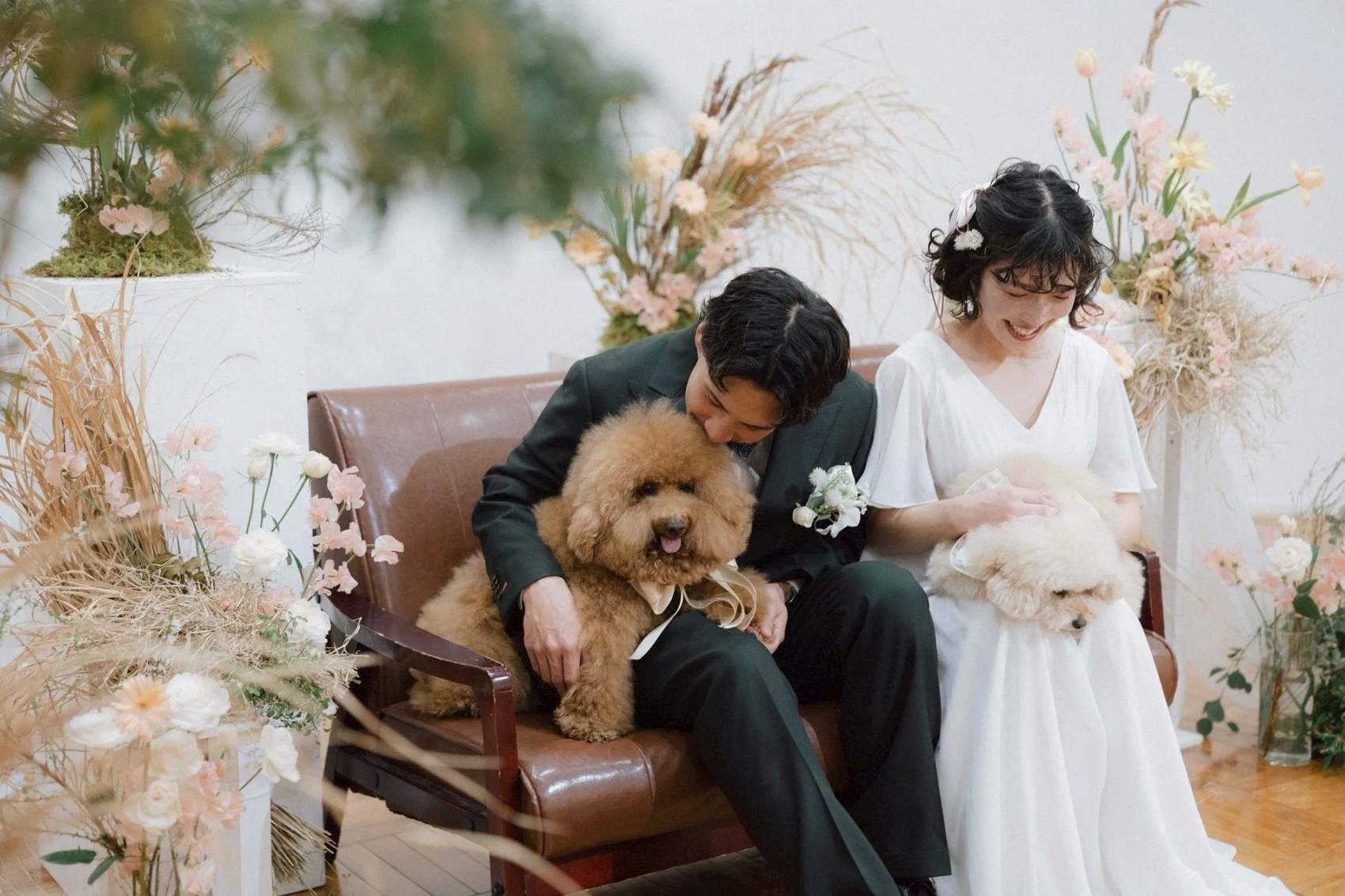 愛犬とともに過ごす新郎新婦